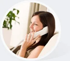 Žena telefonuje u stolu